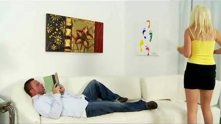 Блондинка пробудила в мужике желание ее поиметь