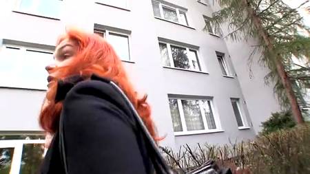 Рыжая незнакомка согласилась на анал без гандона