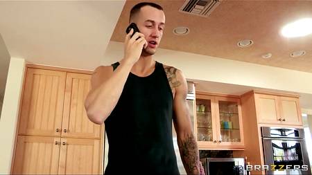 Молодой парень насладился сочной задницей уборщицы по дому