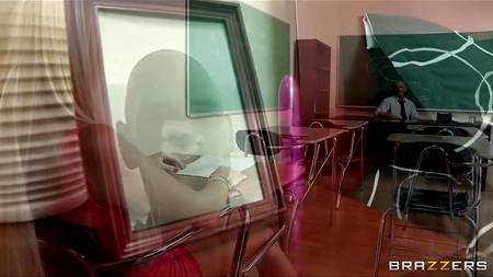 Блондиночка соблазнила своего преподавателя