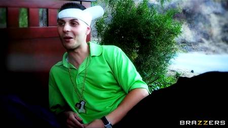 Зрелая брюнетка с большими сиськами отдалась мужику с огромным членом