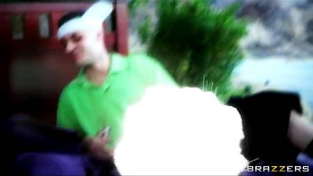 Зрелая брюнетка с большими сиськами отдалась мужику с огромным членом