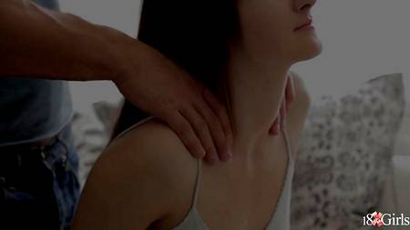 Русский богатырь сношает в очко обворожительную малышку