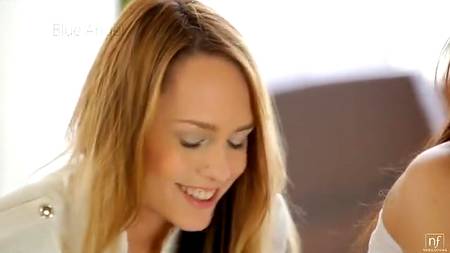 С двумя подругами всегда приятней