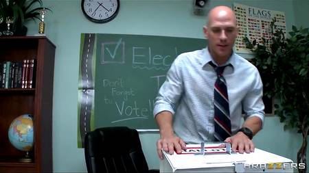 Молоденькая студентка красиво отдалась преподавателю