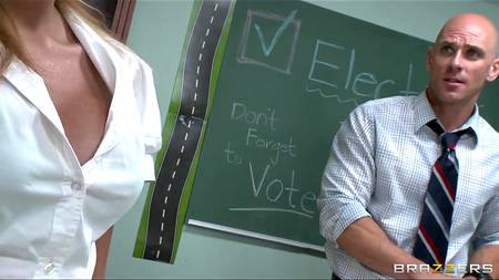 Молоденькая студентка красиво отдалась преподавателю