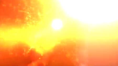 Красивая брюнетка ублажает своего друга во дворе дома