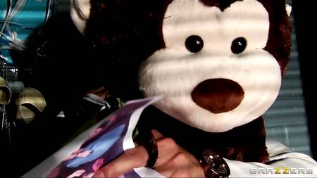 Парень удачно прокрался в комнату к своей подруге