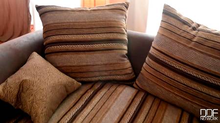 Похотливая нимфа связала подругу и отымела в жопу розовым самотыком