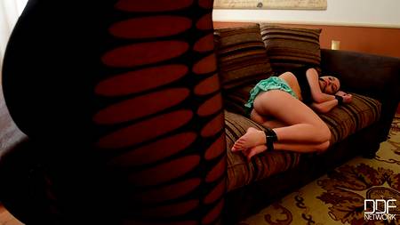 Похотливая нимфа связала подругу и отымела в жопу розовым самотыком