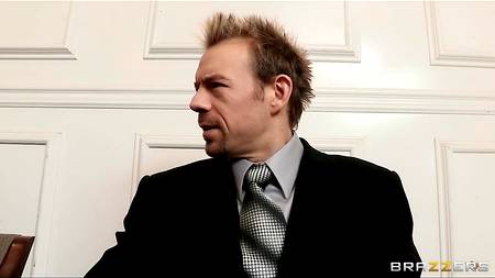 Муженек трахает женушку в кабинете судьи