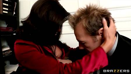 Муженек трахает женушку в кабинете судьи