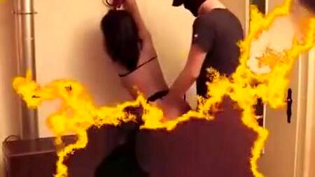 Связывает руки брюнетки и заставляет её заглатывать хуй