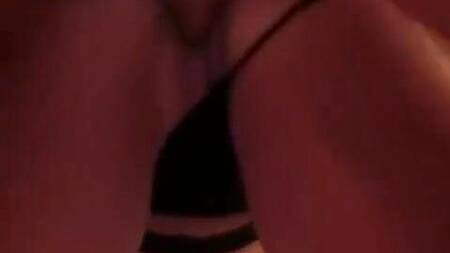 Связывает руки брюнетки и заставляет её заглатывать хуй