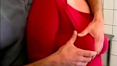 Повар на кухне жестко наказывает старую уборщицу