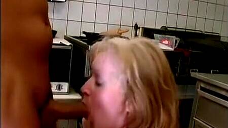 Повар на кухне жестко наказывает старую уборщицу