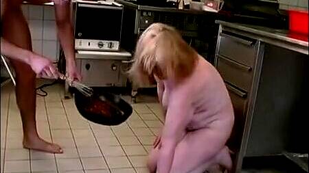 Повар на кухне жестко наказывает старую уборщицу