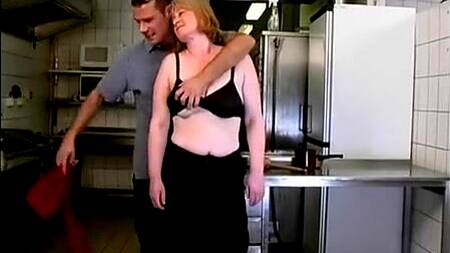 Повар на кухне жестко наказывает старую уборщицу