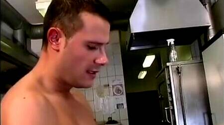 Повар на кухне жестко наказывает старую уборщицу