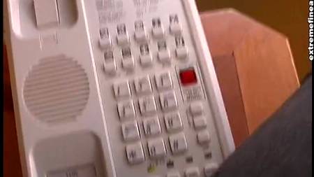 Девка балует игрушками перед камерой