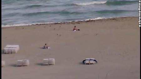 Девка балует игрушками перед камерой