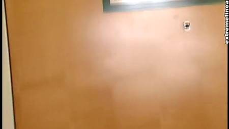 Девка балует игрушками перед камерой