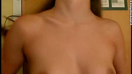 Девка балует игрушками перед камерой