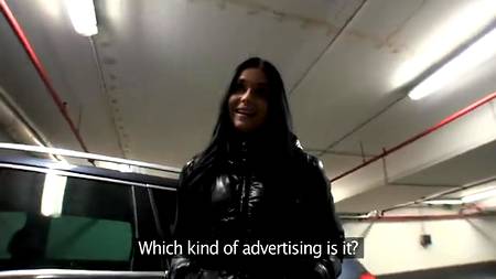 Темноволосая девушка отдалась незнакомцу за вознаграждение