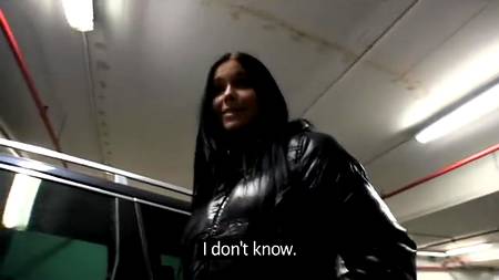 Темноволосая девушка отдалась незнакомцу за вознаграждение