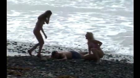 Девушки спасли мужика, а он их трахнул