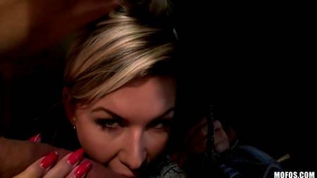 Секс с очаровательной барменшей