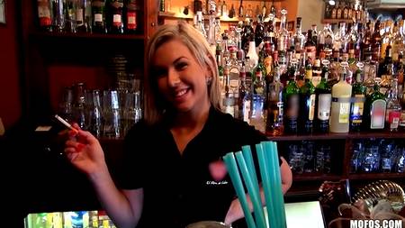 Секс с очаровательной барменшей