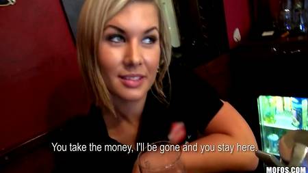 Секс с очаровательной барменшей