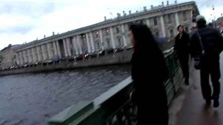 Безотказная русская брюнетка дала пикаперу в попку на первом сидение