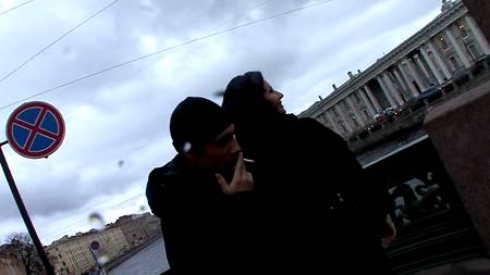 Безотказная русская брюнетка дала пикаперу в попку на первом сидение