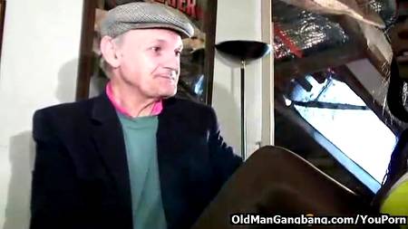 Чернокожая барменша занимается аналом с шустрым дедом