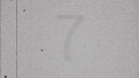 Белый хахаль горячо ебет негритоску и кончает ей на лицо