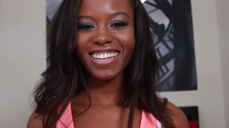 Белый хахаль горячо ебет негритоску и кончает ей на лицо