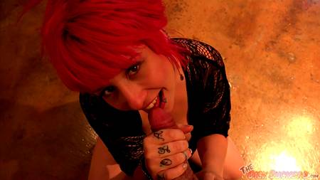 Чувак снимает от первого лица как грудастая краля сосет большой хуй