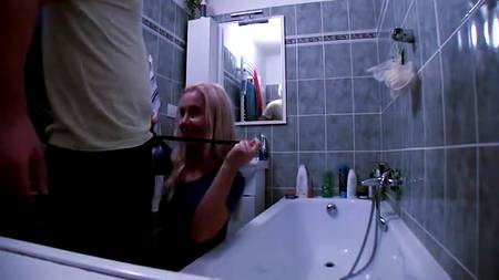 Прочистил блондинке ее мокрую щель