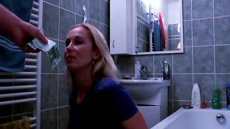 Прочистил блондинке ее мокрую щель