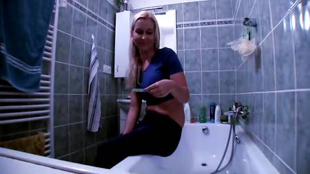 Прочистил блондинке ее мокрую щель