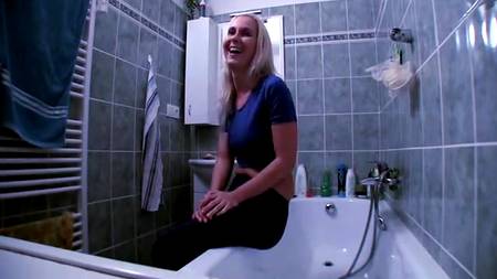 Прочистил блондинке ее мокрую щель