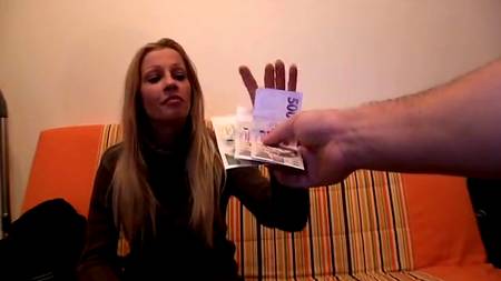 Гонорар слелал из красавицы шлюху