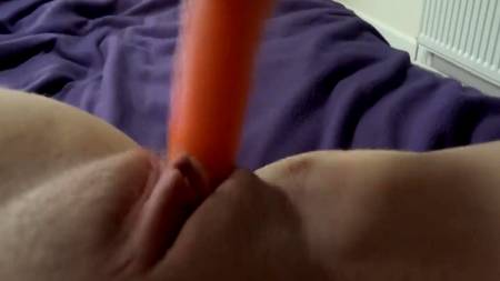 Девушка трахнула себя длинной морковкой