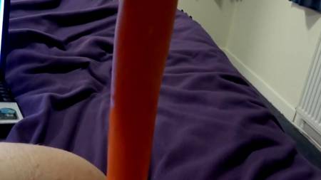Девушка трахнула себя длинной морковкой