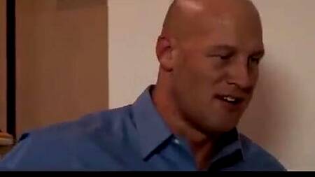 Лысый муж успокаивает жену и страстно её трахает