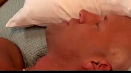 Лысый муж успокаивает жену и страстно её трахает