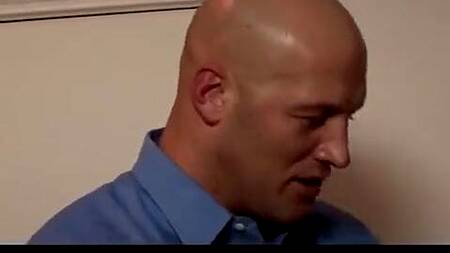 Лысый муж успокаивает жену и страстно её трахает