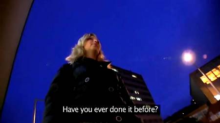 Блондинка пригласила на секс первого встречного с улицы